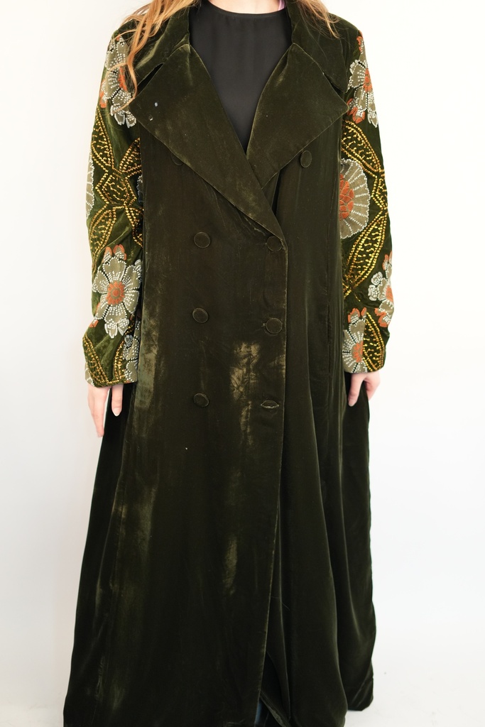 WN5-Embellished sleeves velvet blazer